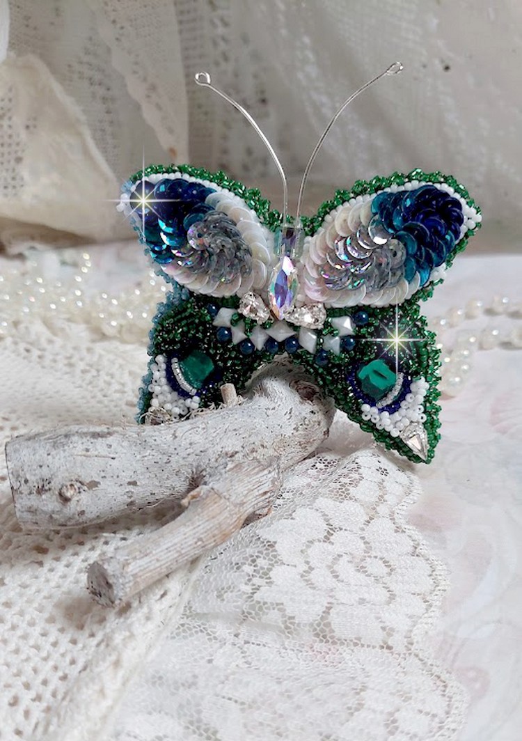 Broche Papillon Clair de Lune Lune brodée avec cabochons ovales, poires, navettes, perles nacrées