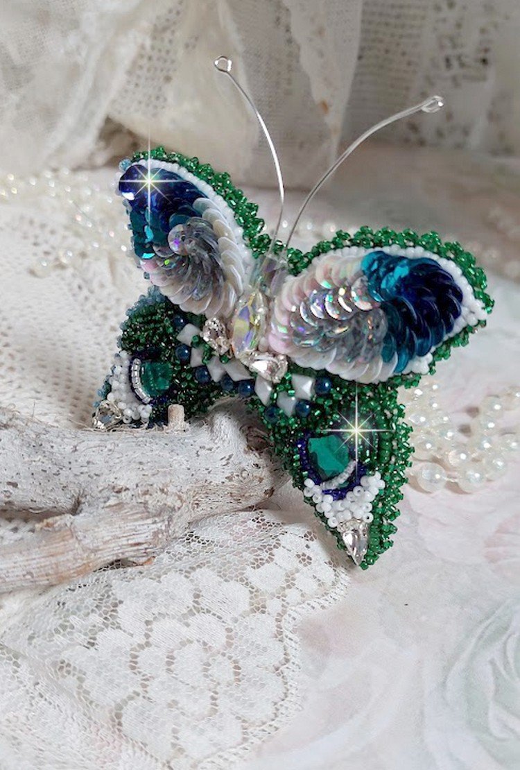 Broche Papillon Clair de Lune Lune brodée avec cabochons ovales, poires, navettes, perles nacrées