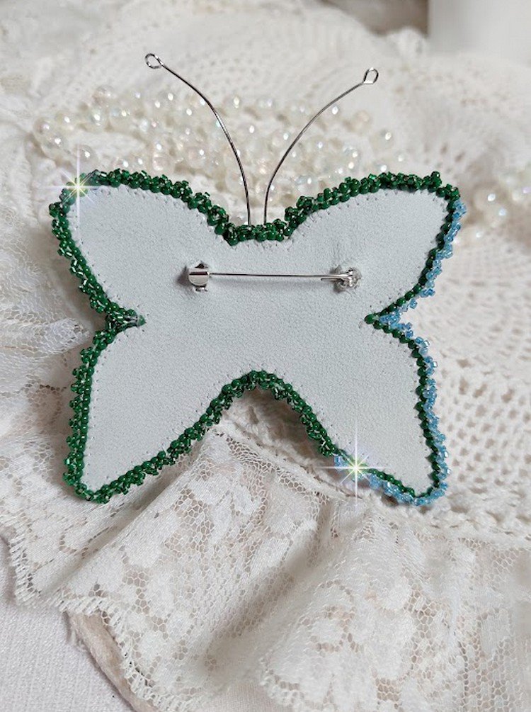 Broche Papillon Clair de Lune Lune brodée avec cabochons ovales, poires, navettes, perles nacrées