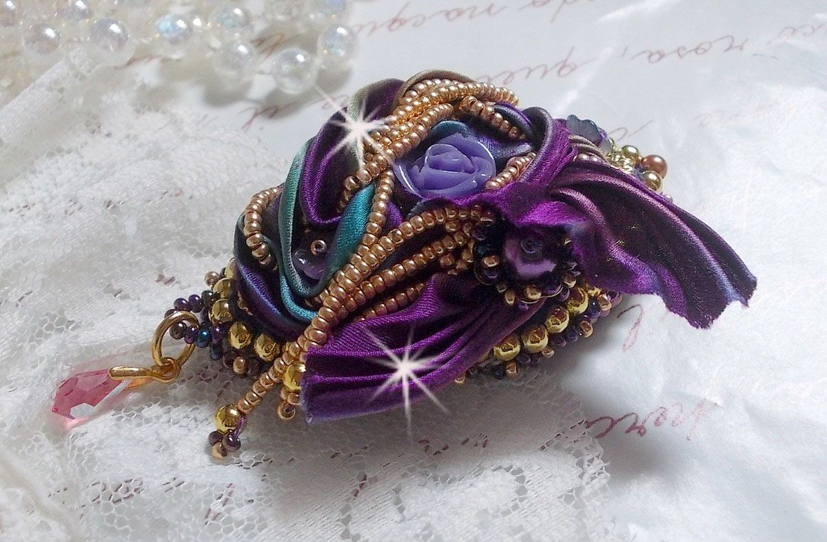 Broche La Passionnée de Venise brodée avec un ruban de soie Purple, une rose en résine mauve et des rocailles Miyuki