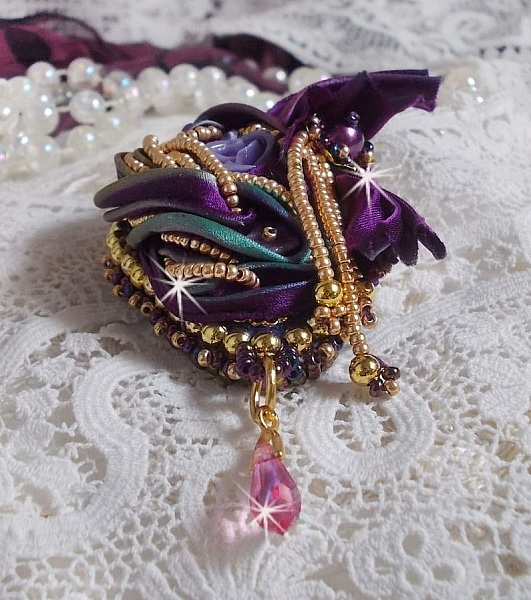 Broche La Passionn&eacute;e de Venise brod&eacute;e avec un ruban de soie Purple, une rose en r&eacute;sine mauve et des rocailles Miyuki