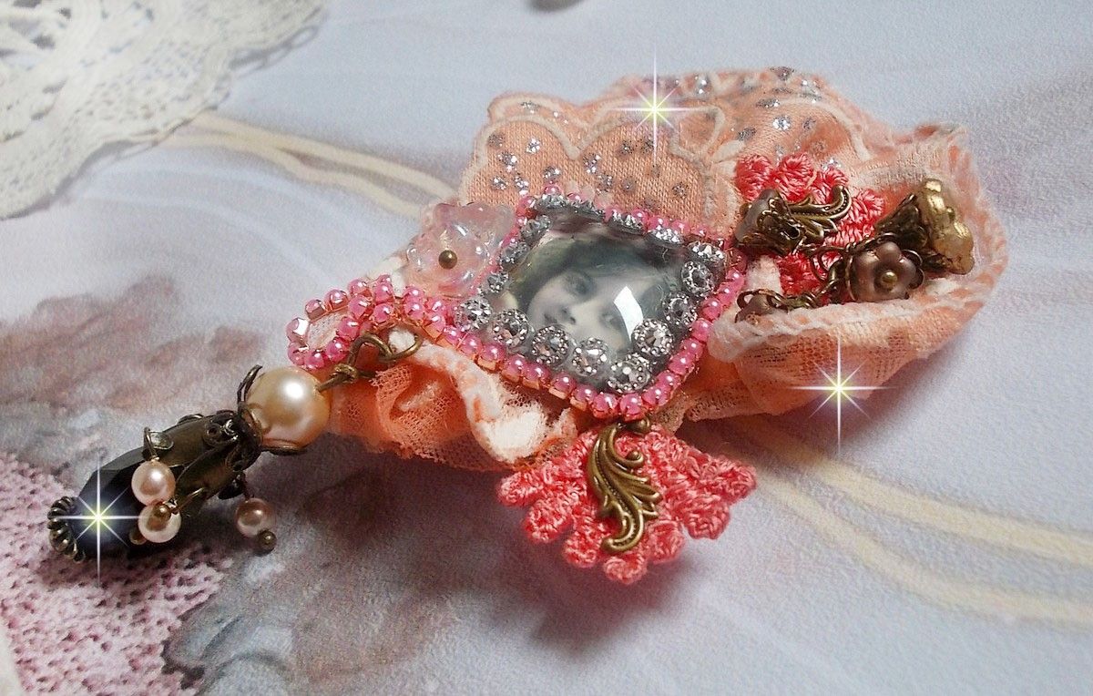 Rustic Rose brooch created with a cabochon representing a smiling girl, rhinestone and pink lace, crystals, glass beads and various accessories