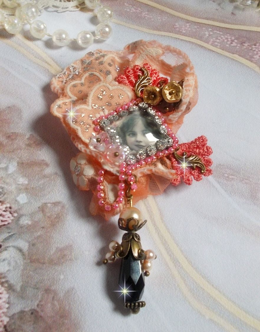 Rustic Rose brooch created with a cabochon representing a smiling girl, rhinestone and pink lace, crystals, glass beads and various accessories