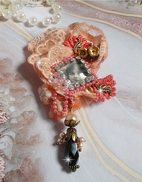 Rustic Rose brooch created with a cabochon representing a smiling girl, rhinestone and pink lace, crystals, glass beads and various accessories