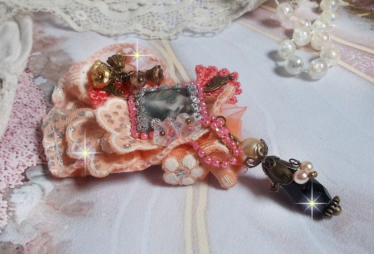 Rustic Rose brooch created with a cabochon representing a smiling girl, rhinestone and pink lace, crystals, glass beads and various accessories