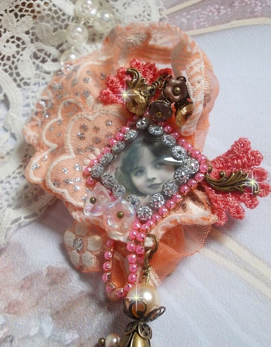 Rustic Rose brooch created with a cabochon representing a smiling girl, rhinestone and pink lace, crystals, glass beads and various accessories