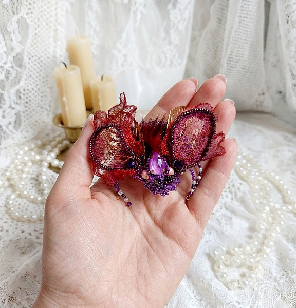En le tenant dans la main pour une légèreté complète avec ces ailes déployées