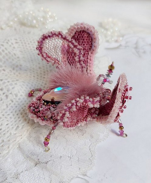 Broche Scarab&eacute;e Peony Pink brod&eacute;e avec rocailles, perles Cristal Swarovski, dentelle, perles verres, broche laiton
