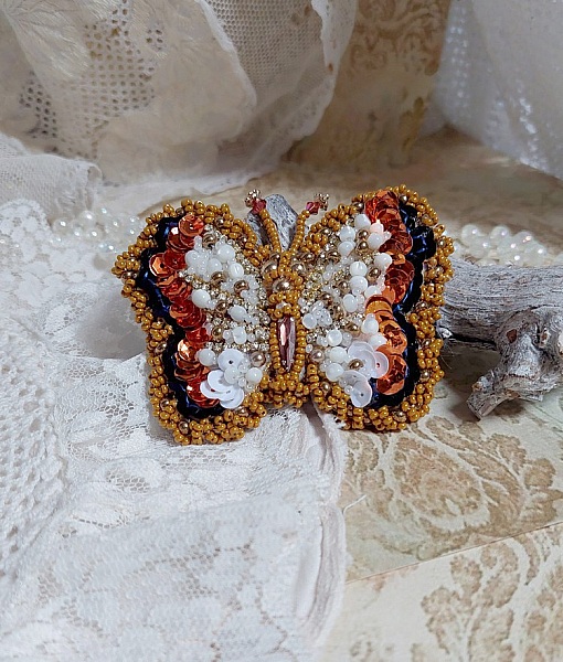 Broche Papillon Topaz brod&eacute;e avec perles de gemme en Nacre, rocailles, cuir vachette et perles cristal Swarovski