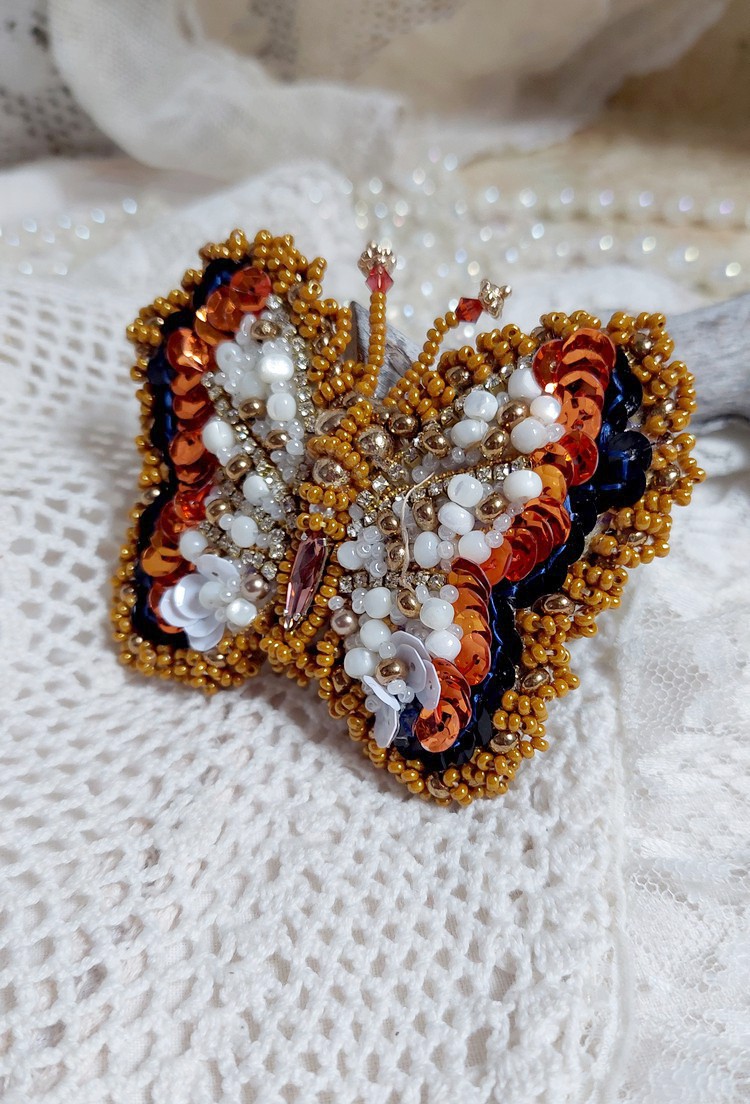 Broche Papillon Topaz brodée avec perles de gemme en Nacre, rocailles, cuir vachette et perles cristal Swarovski