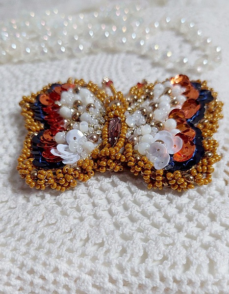 Broche Papillon Topaz brod&eacute;e avec perles de gemme en Nacre, rocailles, cuir vachette et perles cristal Swarovski