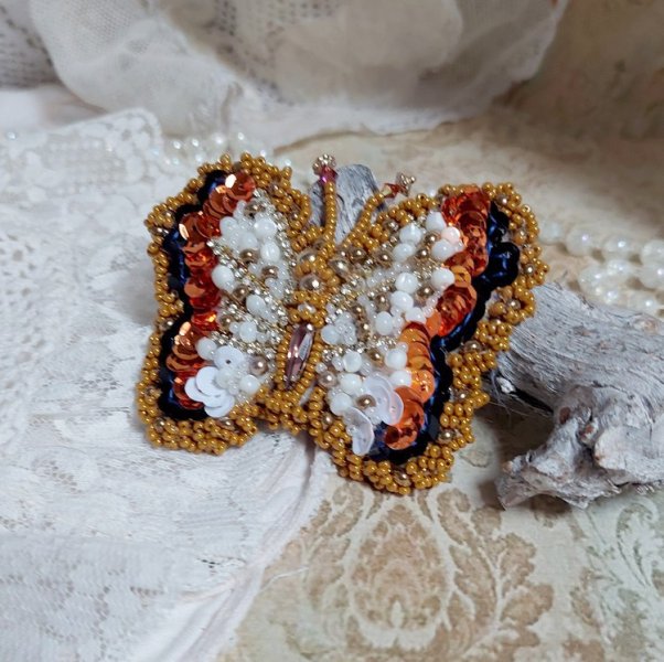 Broche Papillon Topaz brodée avec perles de gemme en Nacre, rocailles, cuir vachette et perles cristal Swarovski