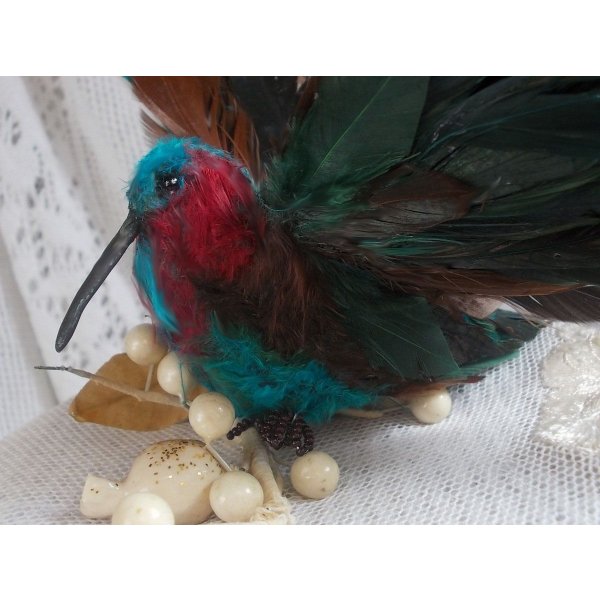 Le Colibri Thalassin cr&eacute;e enti&egrave;rement en porcelaine, des plumes de Coq et Fantaisies, des petites rocailles