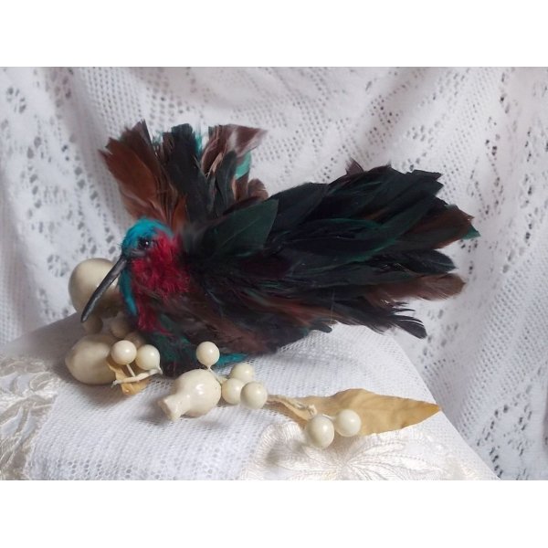 Le Colibri Thalassin cr&eacute;e enti&egrave;rement en porcelaine, des plumes de Coq et Fantaisies, des petites rocailles