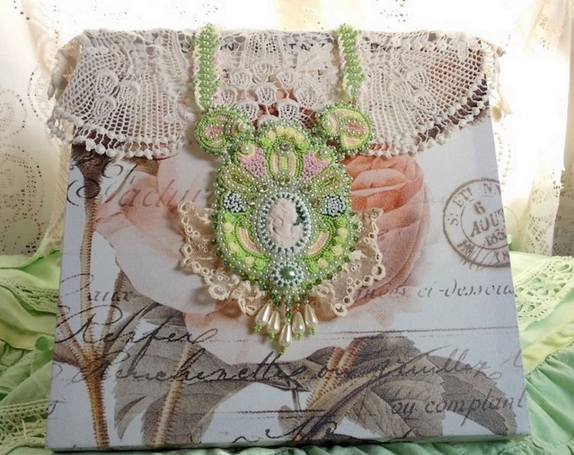 Necklace Anisse Haute-Couture embroidered with antique lace, resin cabochon portrait of woman.