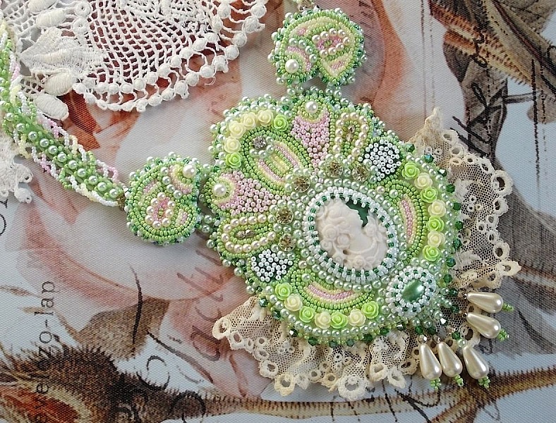 Necklace Anisse Haute-Couture embroidered with antique lace, resin cabochon portrait of woman.