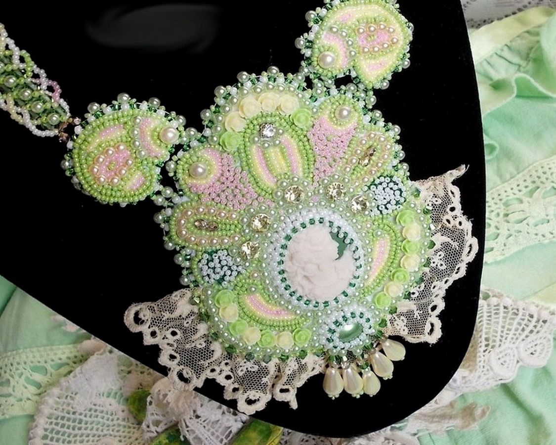 Necklace Anisse Haute-Couture embroidered with antique lace, resin cabochon portrait of woman.