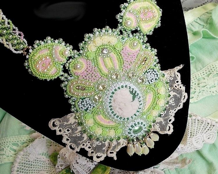 Necklace Anisse Haute-Couture embroidered with antique lace, resin cabochon portrait of woman.