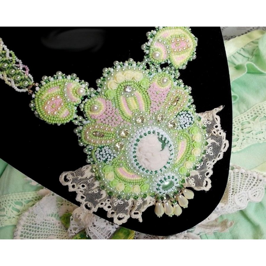 Necklace Anisse Haute-Couture embroidered with antique lace, resin cabochon portrait of woman.