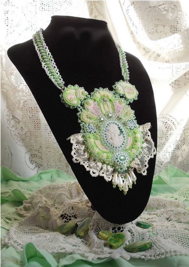 Necklace Anisse Haute-Couture embroidered with antique lace, resin cabochon portrait of woman.