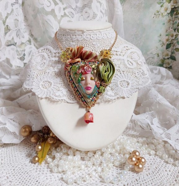 Collier La Belle au Bois Dormant cr&eacute;&eacute; avec cabochon c&oelig;ur p&acirc;te polym&egrave;re, ruban de soie, fleur r&eacute;sin&eacute;e, accessoires laiton