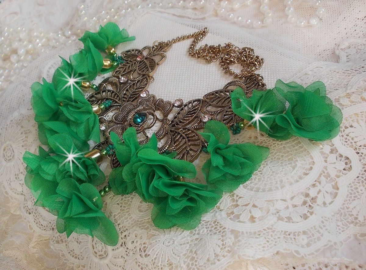 Belle Emeraude necklace mounted with fabric flowers, Swarovski crystals and seed beads