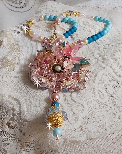 Collier Boh&ecirc;me avec de beaux cristaux de Swarovski, des perles rondes et des rocailles