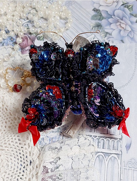 Collier Broche Butterfly Jet/Red brod&eacute; avec sequins, perles en verre, plasticine, rocailles et perles cristal Swarovski