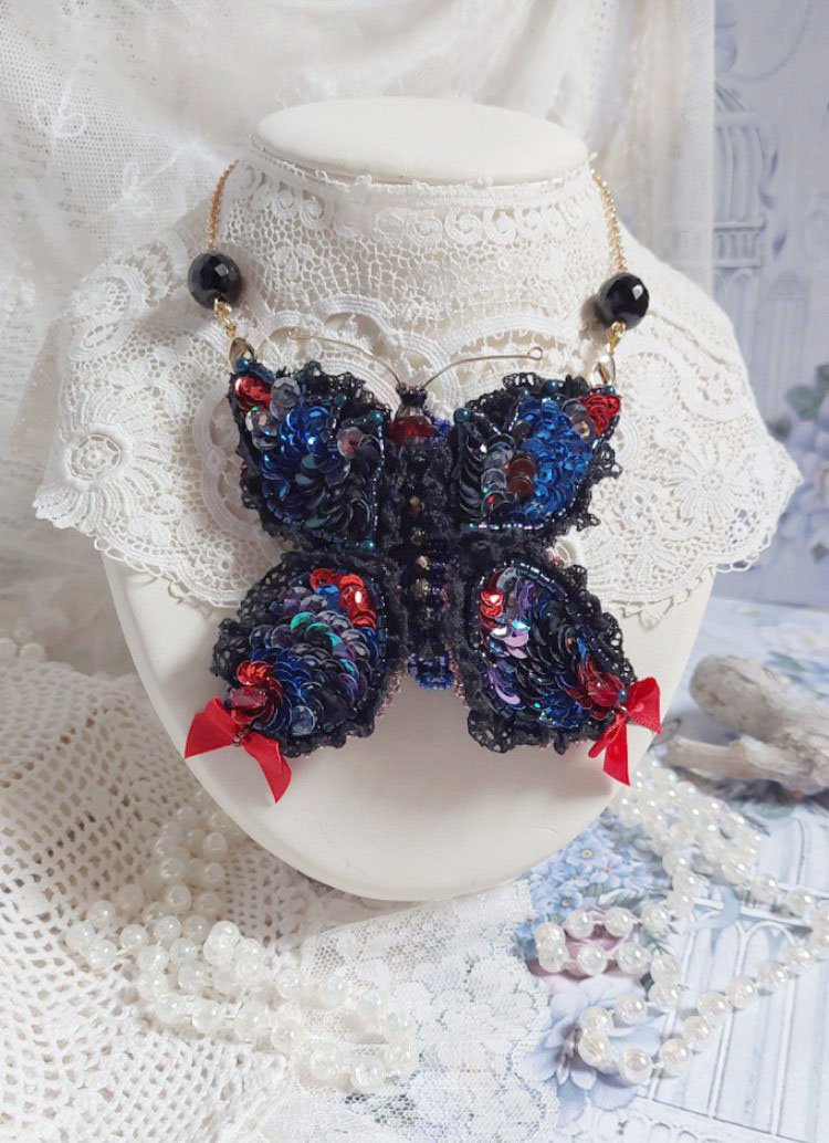 Collier Broche Butterfly Jet/Red brodé avec sequins, perles en verre, plasticine, rocailles et perles cristal Swarovski