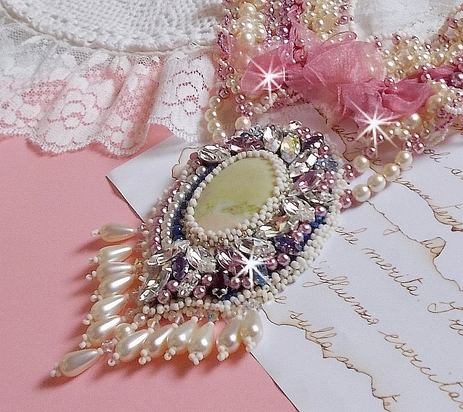 Necklace D&eacute;tente embroidered with pearly pearls in harmony with other pearls of quality