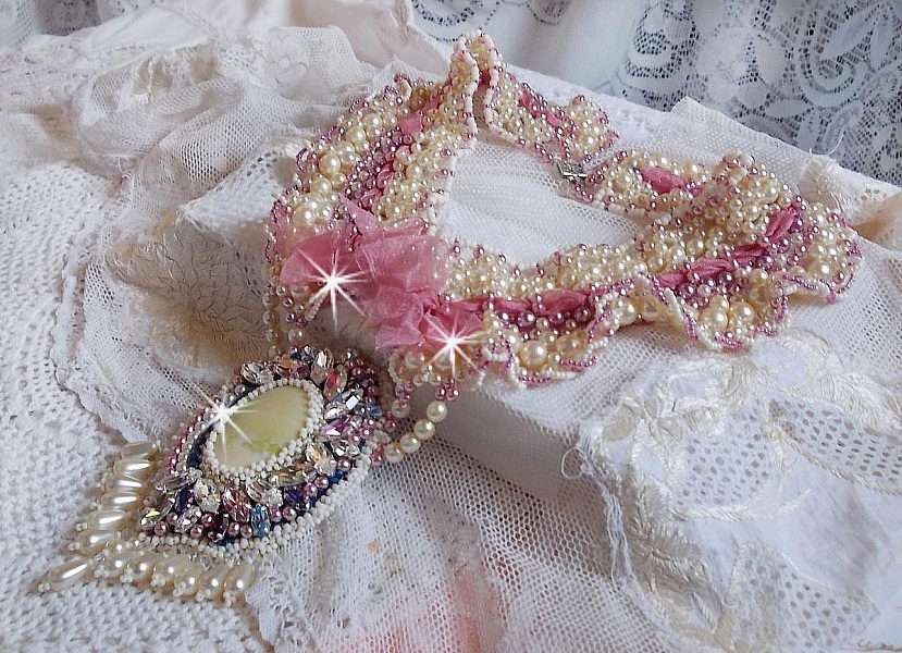 Necklace D&eacute;tente embroidered with pearly pearls in harmony with other pearls of quality