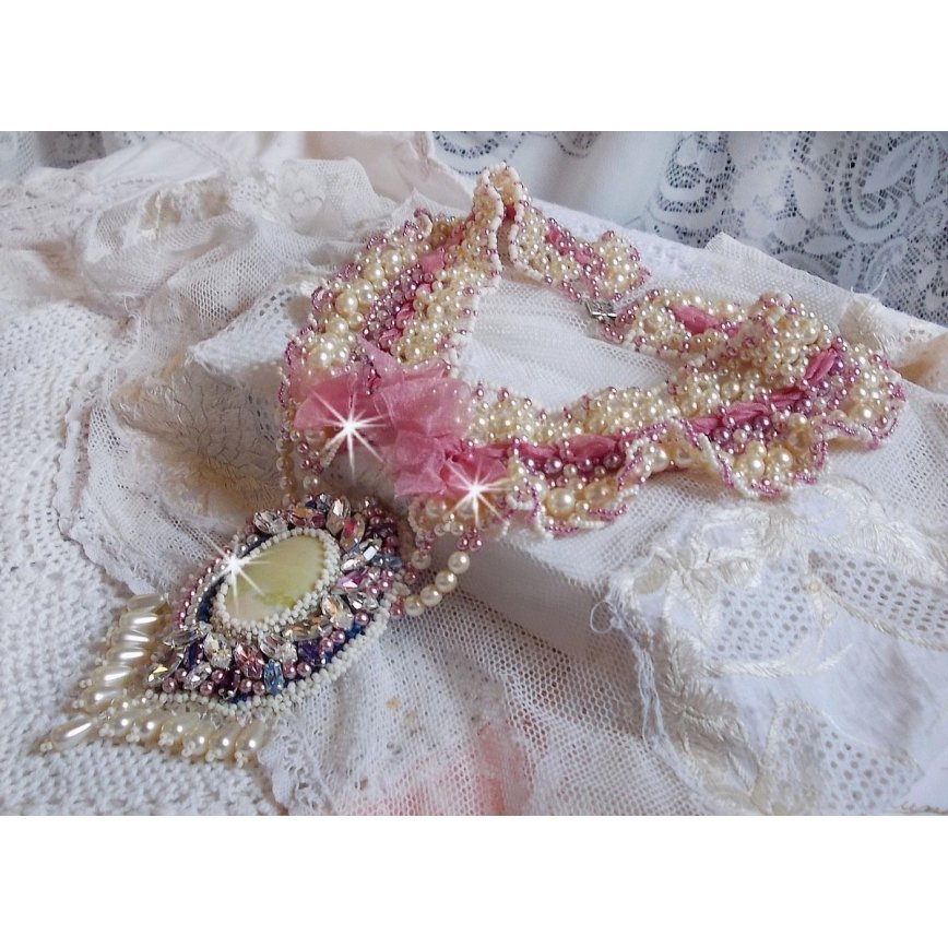 Necklace Détente embroidered with pearly pearls in harmony with other pearls of quality