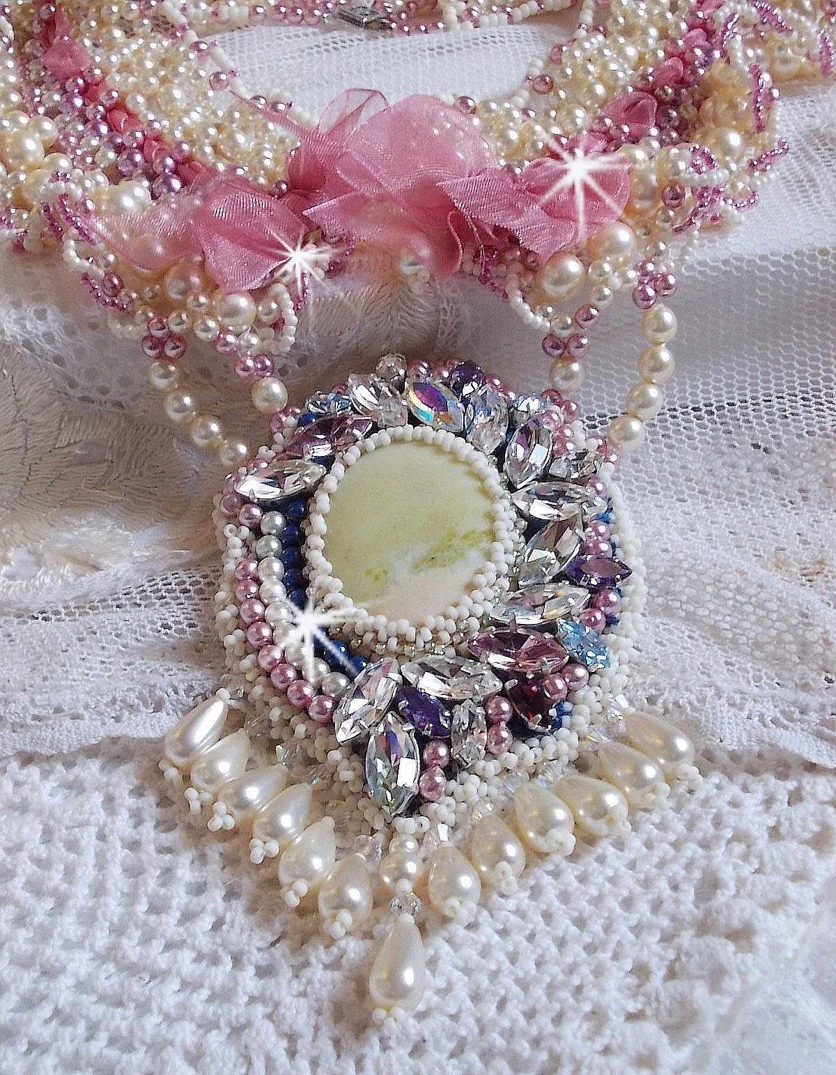 Necklace D&eacute;tente embroidered with pearly pearls in harmony with other pearls of quality