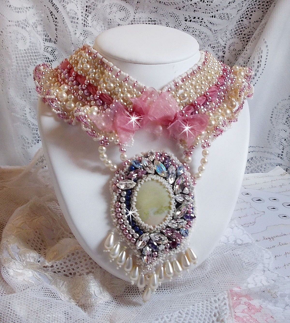 Necklace D&eacute;tente embroidered with pearly pearls in harmony with other pearls of quality