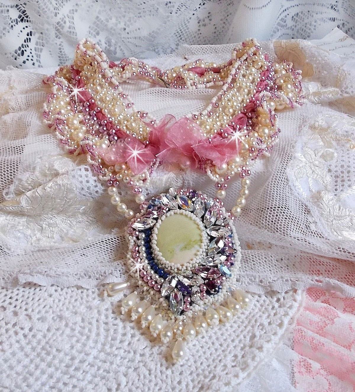 Necklace D&eacute;tente embroidered with pearly pearls in harmony with other pearls of quality