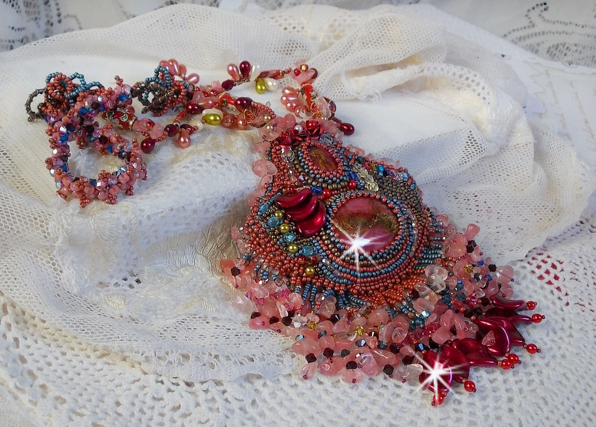 Collier Fleur de Chine brodé avec des perles de Swarovski, perles artisanales et autres