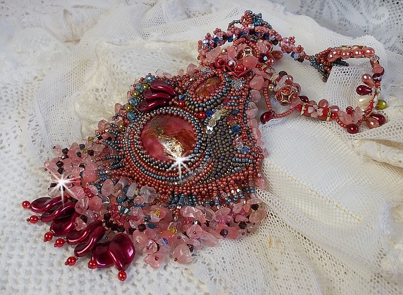 Collier Fleur de Chine brod&eacute; avec des perles de Swarovski, perles artisanales et autres