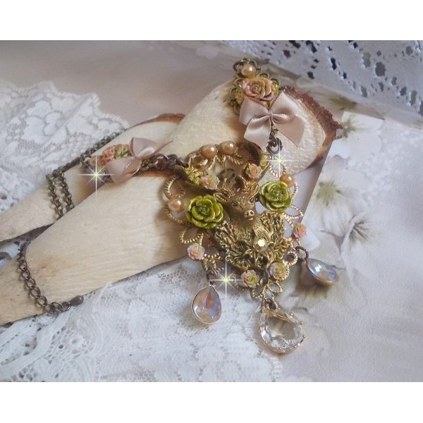 Collier Cerf Fleuri cr&eacute;e avec des cristaux de Swarovski, cabochons en r&eacute;sine, perles en verre, t&ecirc;te de cerf avec bois en m&eacute;tal, pendentif larme en zircon, n&oelig;uds en satin et accessoires en laiton 