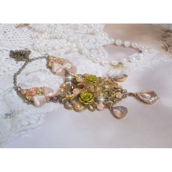 Collier Cerf Fleuri cr&eacute;e avec des cristaux de Swarovski, cabochons en r&eacute;sine, perles en verre, t&ecirc;te de cerf avec bois en m&eacute;tal, pendentif larme en zircon, n&oelig;uds en satin et accessoires en laiton 