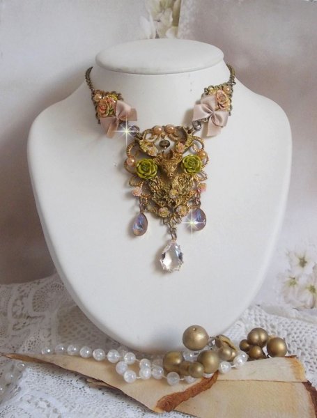 Collier Cerf Fleuri cr&eacute;e avec des cristaux de Swarovski, cabochons en r&eacute;sine, perles en verre, t&ecirc;te de cerf avec bois en m&eacute;tal, pendentif larme en zircon, n&oelig;uds en satin et accessoires en laiton 