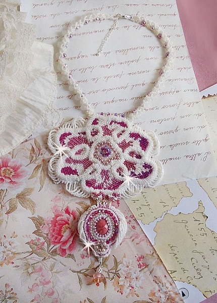 Chlo&eacute; bib necklace embroidered with a fine pearl lace, Swarovski crystals, pearly beads and Miyuki seed beads