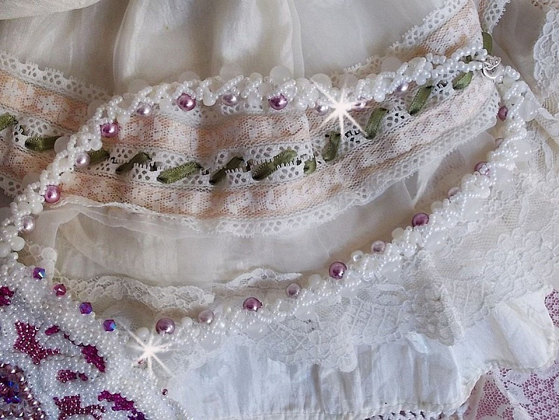 Chlo&eacute; bib necklace embroidered with a fine pearl lace, Swarovski crystals, pearly beads and Miyuki seed beads