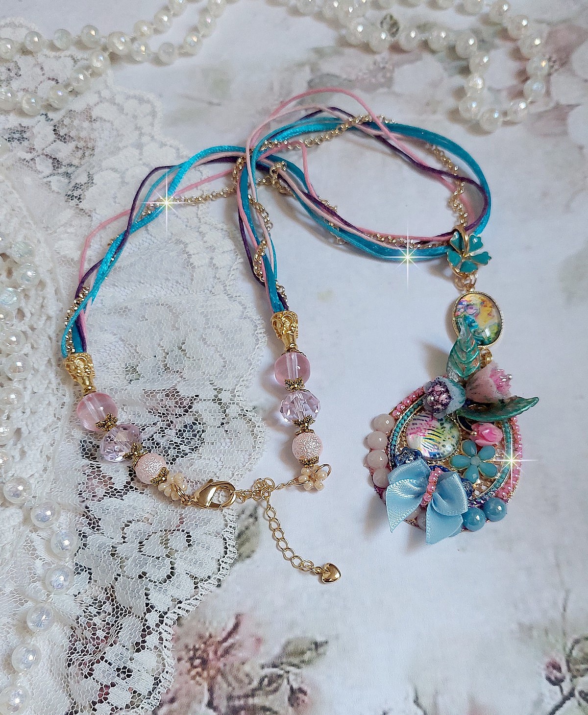  Collier Coquette cr&eacute;&eacute; avec deux estampes &agrave; laquelle s&rsquo;ajoute des fleurs en velours floqu&eacute;, perles aplaties Cristal, fleurs : Epoxy, Porcelaine, R&eacute;sine, cabochon loupe, rubans et cha&icirc;ne plaqu&eacute; Or