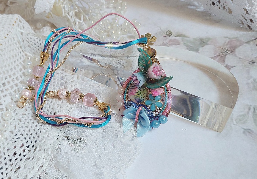  Collier Coquette cr&eacute;&eacute; avec deux estampes &agrave; laquelle s&rsquo;ajoute des fleurs en velours floqu&eacute;, perles aplaties Cristal, fleurs : Epoxy, Porcelaine, R&eacute;sine, cabochon loupe, rubans et cha&icirc;ne plaqu&eacute; Or