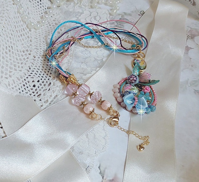  Collier Coquette cr&eacute;&eacute; avec deux estampes &agrave; laquelle s&rsquo;ajoute des fleurs en velours floqu&eacute;, perles aplaties Cristal, fleurs : Epoxy, Porcelaine, R&eacute;sine, cabochon loupe, rubans et cha&icirc;ne plaqu&eacute; Or