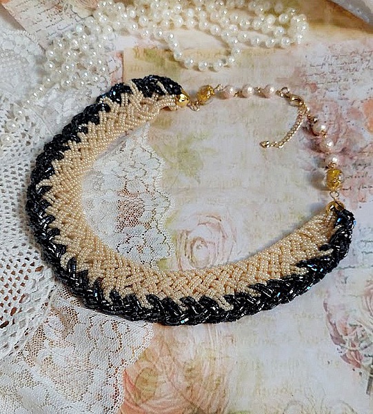 Collier C&eacute;lestine cr&eacute;&eacute; avec rocailles en verre, perles Murano, coquilles, fermoir et cha&icirc;nette en plaqu&eacute; or