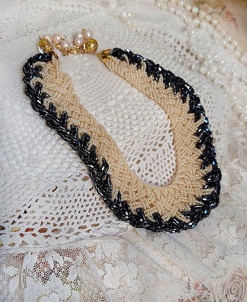 Collier C&eacute;lestine cr&eacute;&eacute; avec rocailles en verre, perles Murano, coquilles, fermoir et cha&icirc;nette en plaqu&eacute; or