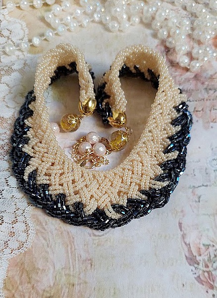 Collier C&eacute;lestine cr&eacute;&eacute; avec rocailles en verre, perles Murano, coquilles, fermoir et cha&icirc;nette en plaqu&eacute; or