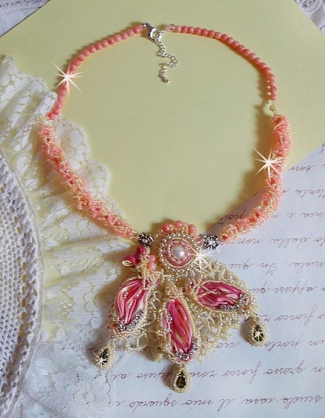 Collier brodé en soie, corail rose et perles artisanales.