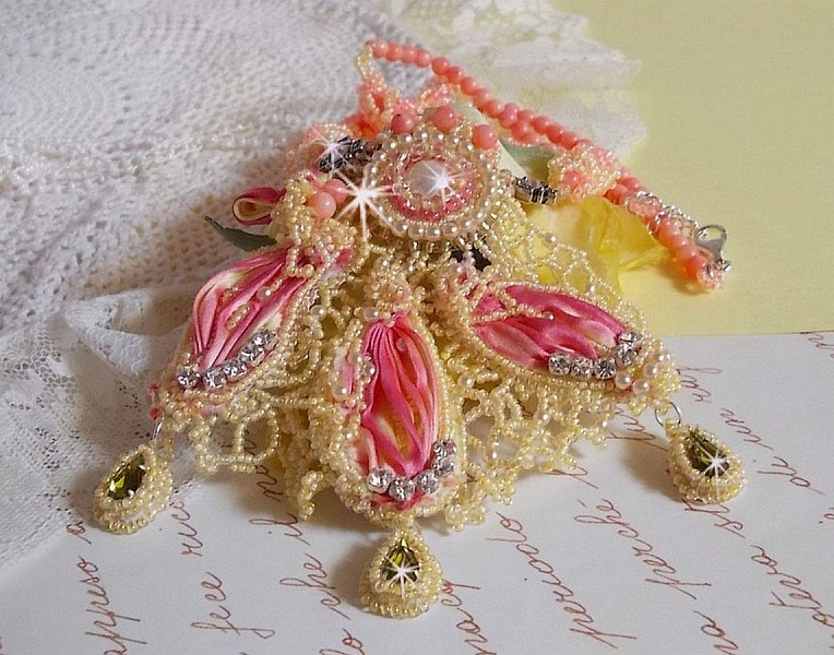 Collier brodé en soie, corail rose, perles et cristal.